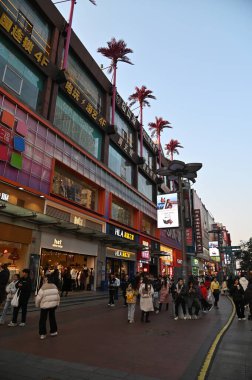 Changsha, Çin - 27 Aralık 2024: Huangxing Yolu Yürüyen Sokak