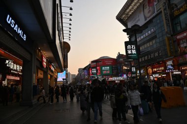 Changsha, Çin - 27 Aralık 2024: Huangxing Yolu Yürüyen Sokak