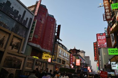Changsha, Çin - 27 Aralık 2024: Huangxing Yolu Yürüyen Sokak
