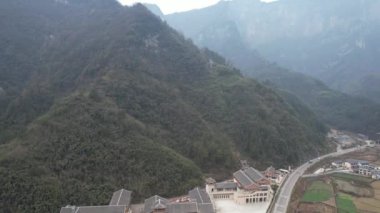 Zhangjiajie, Çin - 25 Aralık 2024: Zhangjiajie Qi Xing Dağı