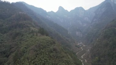 Zhangjiajie, Çin - 25 Aralık 2024: Zhangjiajie Qi Xing Dağı