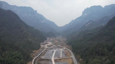 Zhangjiajie, Çin - 25 Aralık 2024: Zhangjiajie Qi Xing Dağı