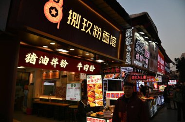 Changsha, Çin - 27 Aralık 2024: Huangxing Yolu Yürüyen Sokak