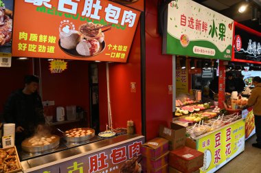 Changsha, Çin - 27 Aralık 2024: Huangxing Yolu Yürüyen Sokak