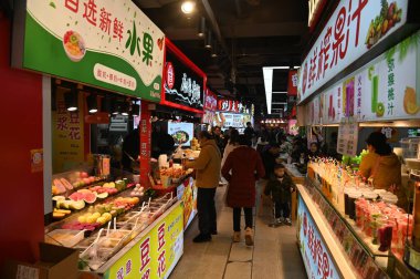 Changsha, Çin - 27 Aralık 2024: Huangxing Yolu Yürüyen Sokak