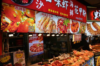 Changsha, Çin - 27 Aralık 2024: Huangxing Yolu Yürüyen Sokak