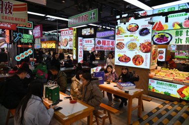 Changsha, Çin - 27 Aralık 2024: Huangxing Yolu Yürüyen Sokak