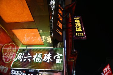 Changsha, Çin - 27 Aralık 2024: Huangxing Yolu Yürüyen Sokak