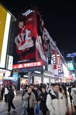 Changsha, Çin - 27 Aralık 2024: Huangxing Yolu Yürüyen Sokak