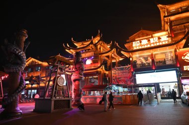 Zhangjiajie, Çin - 24 Aralık 2024: 72 Qi Lou Gece Görüşü