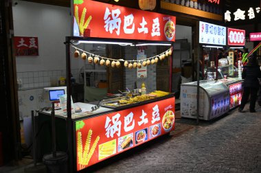 Zhangjiajie, Çin - 24 Aralık 2024: 72 Qi Lou Gece Görüşü