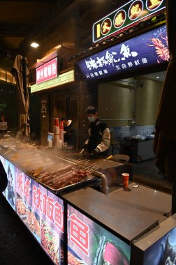 Zhangjiajie, Çin - 24 Aralık 2024: 72 Qi Lou Gece Görüşü