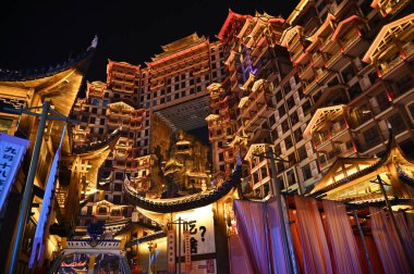 Zhangjiajie, Çin - 24 Aralık 2024: 72 Qi Lou Gece Görüşü