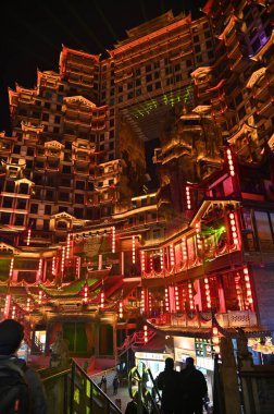 Zhangjiajie, Çin - 24 Aralık 2024: 72 Qi Lou Gece Görüşü