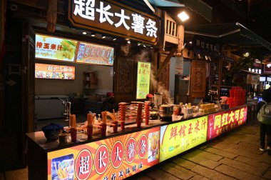 Zhangjiajie, Çin - 24 Aralık 2024: 72 Qi Lou Gece Görüşü