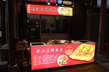 Zhangjiajie, Çin - 24 Aralık 2024: 72 Qi Lou Gece Görüşü