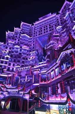 Zhangjiajie, Çin - 24 Aralık 2024: 72 Qi Lou Gece Görüşü