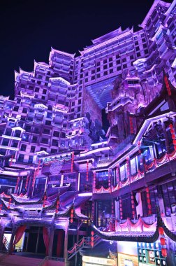 Zhangjiajie, Çin - 24 Aralık 2024: 72 Qi Lou Gece Görüşü
