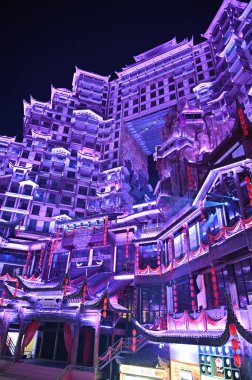 Zhangjiajie, Çin - 24 Aralık 2024: 72 Qi Lou Gece Görüşü