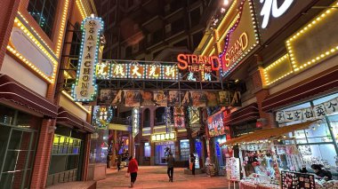 Zhangjiajie, Çin - 24 Aralık 2024: 72 Qi Lou Gece Görüşü