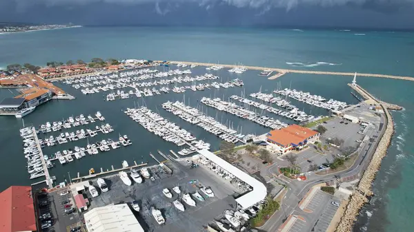 Hillarys, Avustralya 3 Haziran 2025: The Hillarys Boat Harbour of Perth CBD