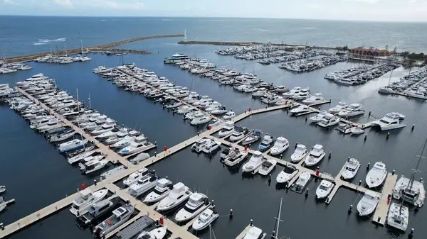 Hillarys, Avustralya 3 Haziran 2025: The Hillarys Boat Harbour of Perth CBD