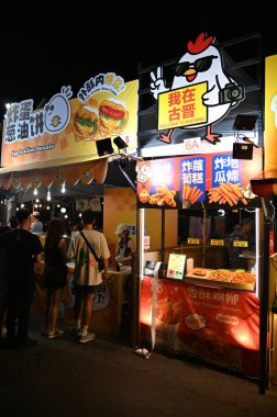 Kuching, Malezya - 8 Ağustos 2025: Yemek Festivali Sokak Fuarı