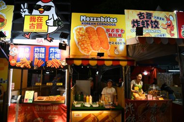 Kuching, Malezya - 8 Ağustos 2025: Yemek Festivali Sokak Fuarı