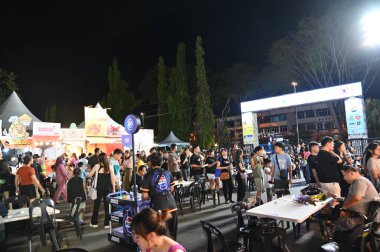 Kuching, Malezya - 8 Ağustos 2025: Yemek Festivali Sokak Fuarı
