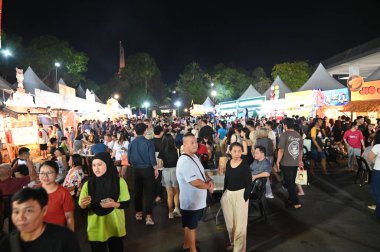 Kuching, Malezya - 8 Ağustos 2025: Yemek Festivali Sokak Fuarı