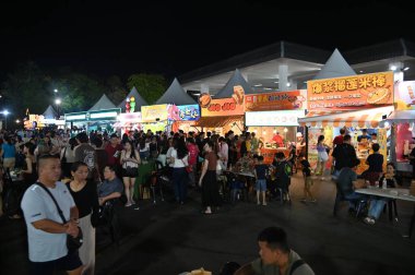 Kuching, Malezya - 8 Ağustos 2025: Yemek Festivali Sokak Fuarı