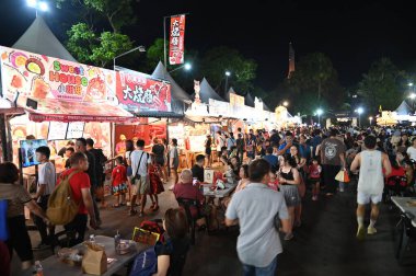 Kuching, Malezya - 8 Ağustos 2025: Yemek Festivali Sokak Fuarı