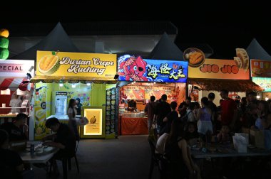 Kuching, Malezya - 8 Ağustos 2025: Yemek Festivali Sokak Fuarı