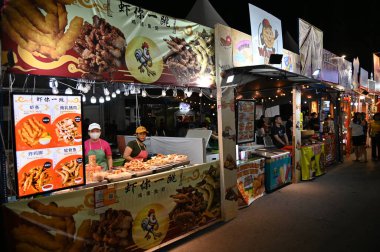 Kuching, Malezya - 8 Ağustos 2025: Yemek Festivali Sokak Fuarı