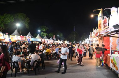 Kuching, Malezya - 8 Ağustos 2025: Yemek Festivali Sokak Fuarı