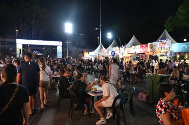 Kuching, Malezya - 8 Ağustos 2025: Yemek Festivali Sokak Fuarı