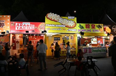 Kuching, Malezya - 8 Ağustos 2025: Yemek Festivali Sokak Fuarı