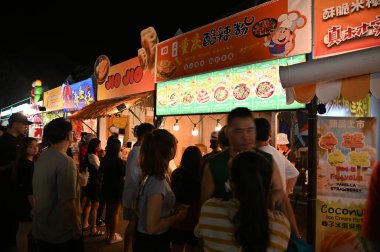 Kuching, Malezya - 8 Ağustos 2025: Yemek Festivali Sokak Fuarı