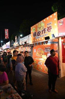 Kuching, Malezya - 8 Ağustos 2025: Yemek Festivali Sokak Fuarı