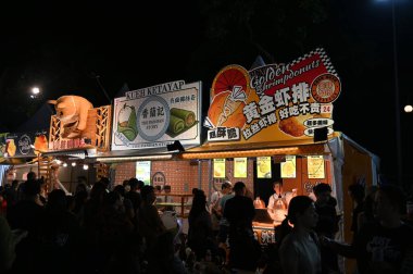 Kuching, Malezya - 8 Ağustos 2025: Yemek Festivali Sokak Fuarı