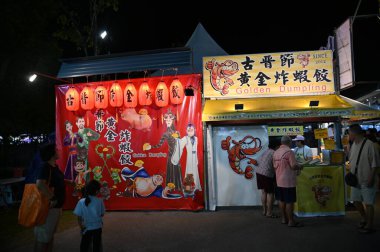 Kuching, Malezya - 8 Ağustos 2025: Yemek Festivali Sokak Fuarı