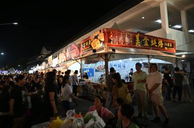 Kuching, Malezya - 8 Ağustos 2025: Yemek Festivali Sokak Fuarı