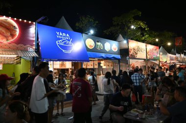 Kuching, Malezya - 8 Ağustos 2025: Yemek Festivali Sokak Fuarı