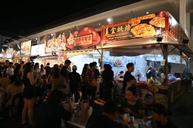 Kuching, Malezya - 8 Ağustos 2025: Yemek Festivali Sokak Fuarı