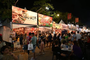 Kuching, Malezya - 8 Ağustos 2025: Yemek Festivali Sokak Fuarı