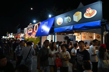 Kuching, Malezya - 8 Ağustos 2025: Yemek Festivali Sokak Fuarı