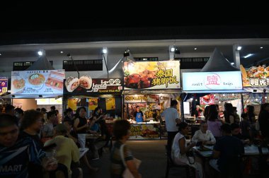 Kuching, Malezya - 8 Ağustos 2025: Yemek Festivali Sokak Fuarı