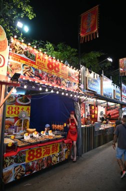 Kuching, Malezya - 8 Ağustos 2025: Yemek Festivali Sokak Fuarı