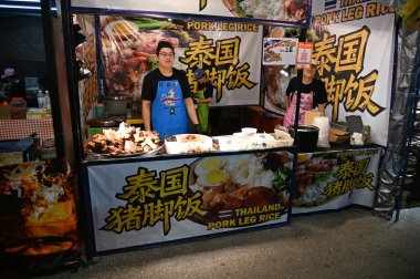 Kuching, Malezya - 8 Ağustos 2025: Yemek Festivali Sokak Fuarı