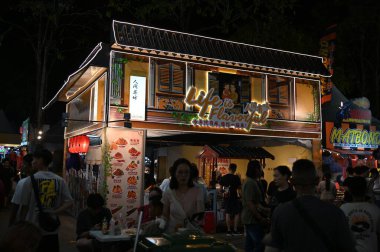 Kuching, Malezya - 8 Ağustos 2025: Yemek Festivali Sokak Fuarı